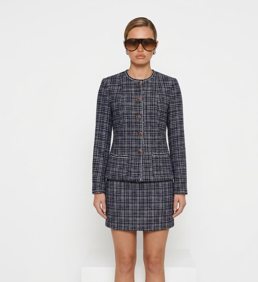 Ensemble tailleur jupe et veste en tweed bleu marine et blanc avec boutons dorés - Clueless Paris
