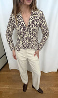 Veste blazer ajustée Clueless Paris à motif léopard beige et violet avec col tailleur et fermeture boutonnée