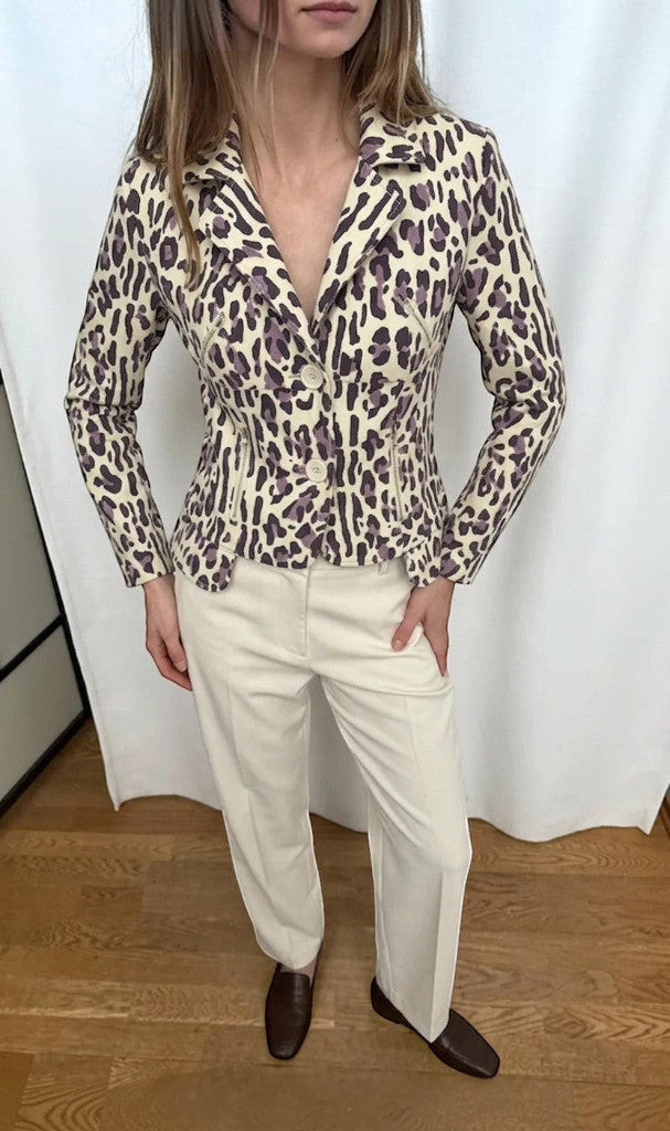 Veste blazer ajustée Clueless Paris à motif léopard beige et violet avec col tailleur et fermeture boutonnée