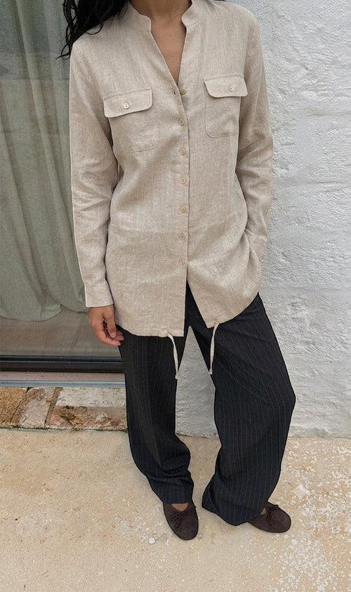 Chemise Clueless Paris en lin beige à col mao avec poches poitrine et cordon de serrage à la base