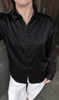 Chemise Clueless Paris noire en satin fluide à manches longues avec col classique et boutonnage ton sur ton