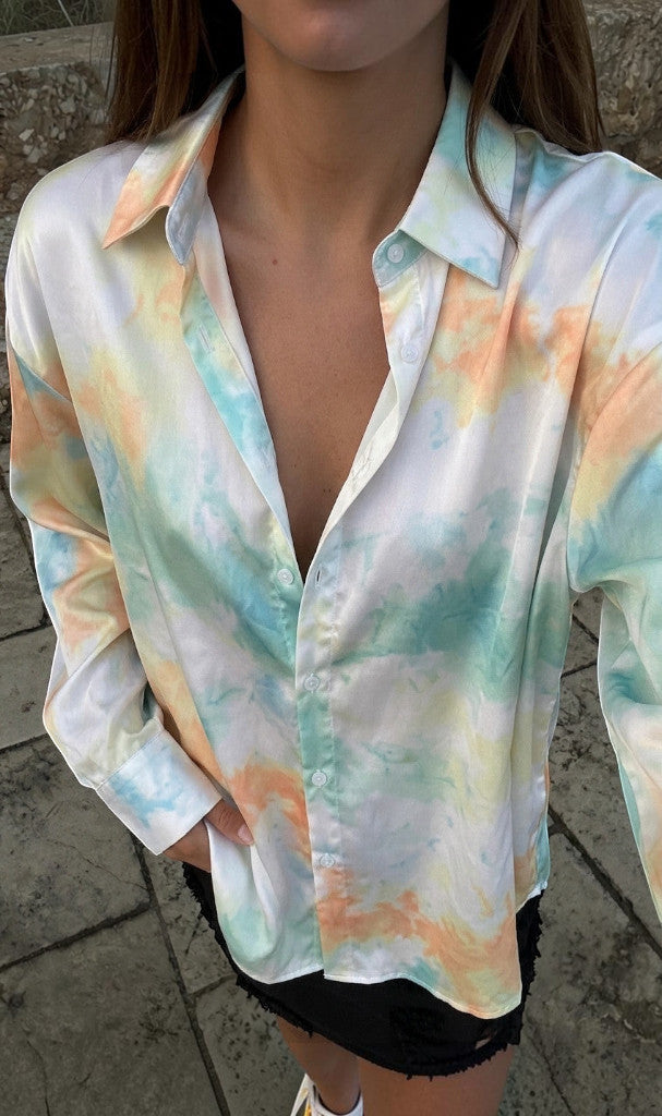 Chemise Clueless Paris fluide en satin à imprimé tie-dye pastel bleu, pêche et jaune avec col classique.