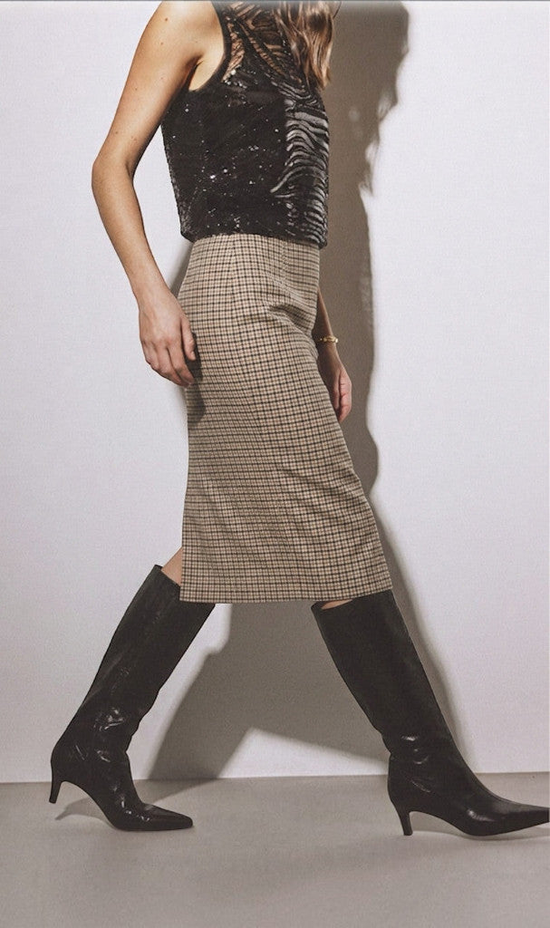 Jupe midi droite à motif quadrillé Clueless Paris avec fente latérale, portée avec des bottes hautes noires