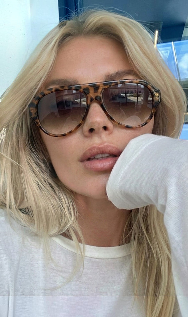 Femme blonde portant des lunettes de soleil aviateur oversize écaille Clueless Paris avec verres dégradés bruns