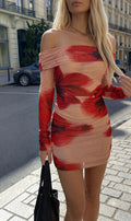 Robe courte moulante Clueless Paris à épaules dénudées, maille fine avec imprimé floral rouge sur fond nude.