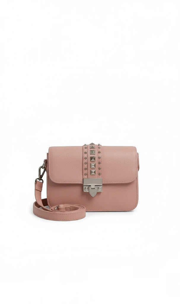 Sac bandoulière Clueless Paris rose poudré en cuir synthétique avec détails cloutés sur le rabat et fermoir métal