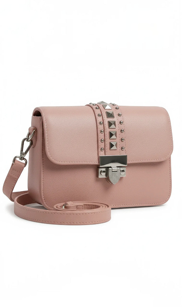 Sac à bandoulière Clueless Paris rose poudré en cuir synthétique avec détails cloutés argentés sur le rabat