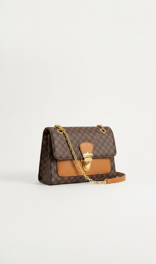 Sac à main Clueless Paris à motif damier marron et empiècements en cuir camel avec bandoulière chaîne dorée