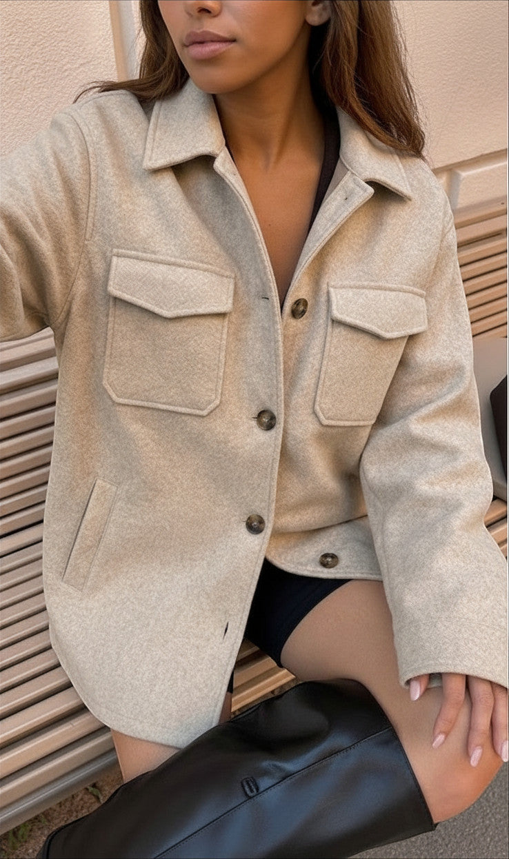 Veste chemise oversize beige en laine Clueless Paris avec poches poitrine et boutons contrastants